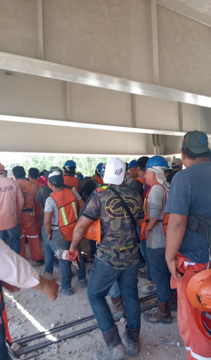 Personnel beneath the viaduct structure · Tren Maya