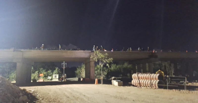 Night work on the elevated viaduct · Tren Maya